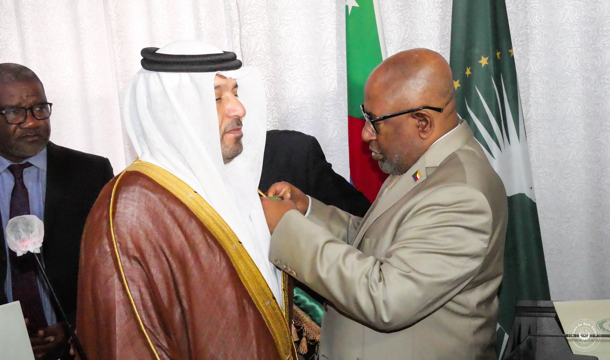 image L’Ambassadeur Al Meqbaali décoré par le chef de l’Etat